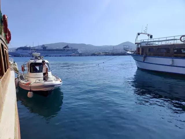 Teknenin ipini çözmek için denize giren gencin ayağı koptu