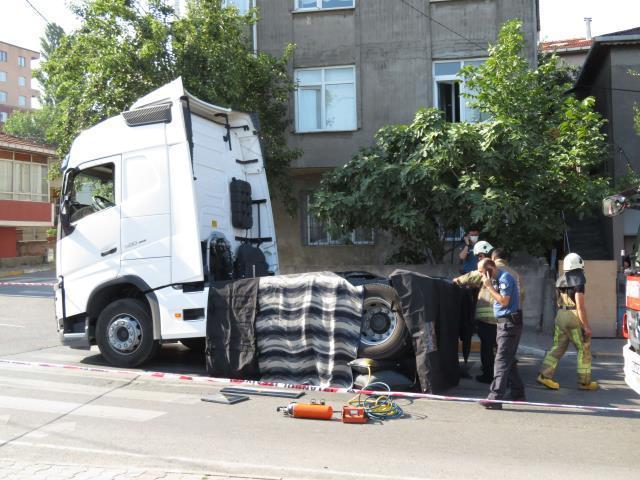 Ataşehir'de feci kaza: Tırın altında 100 metre sürüklenen yaşlı kadın hayatını kaybetti