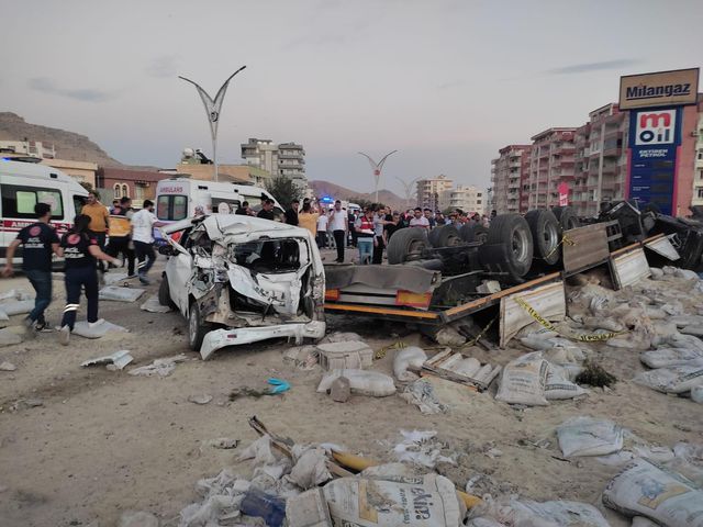 Mardin'de freni patlayan TIR faciaya neden oldu! Çok sayıda ölü ve yaralı var
