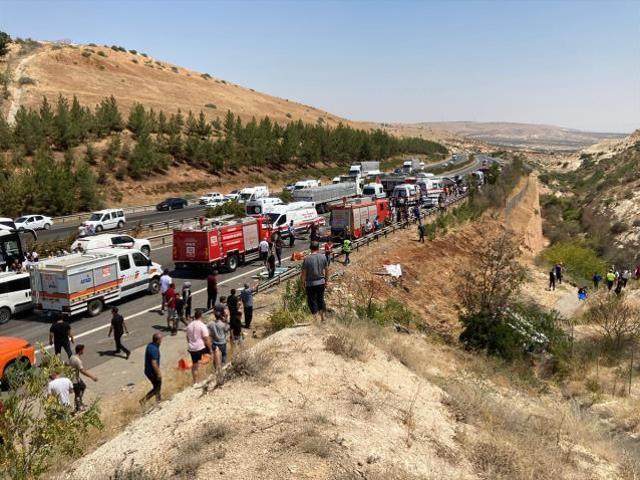 Son Dakika! Gaziantep'te otobüs, itfaiye, ambulans ve canlı yayın aracının karıştığı zincirleme kaza: 16 ölü, 21 yaralı