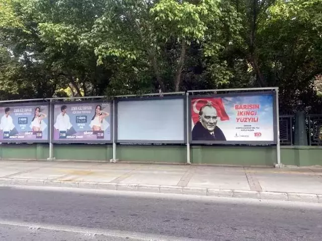 İzmir haberleri... İzmir'de 9 Eylül afişleri tartışma yarattı