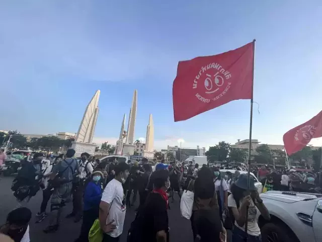 Darbeyle başa gelenTayland Başbakanı görevi bırakmadı, ülkede protestolar başladı