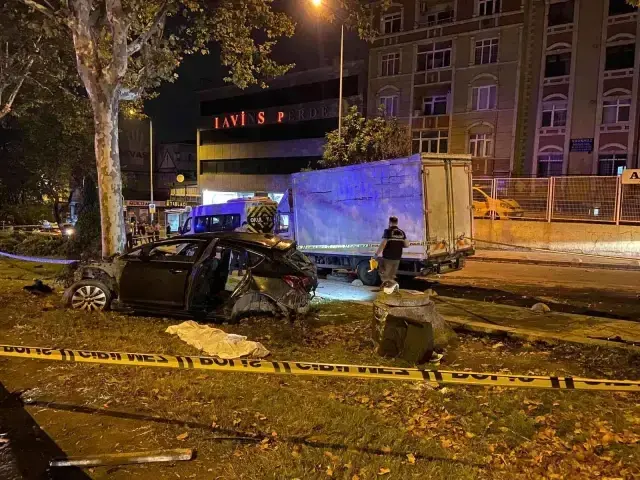 İstanbul'da kan donduran kaza! Yan yola uçan araç ağaca ok gibi saplandı: 5 ölü