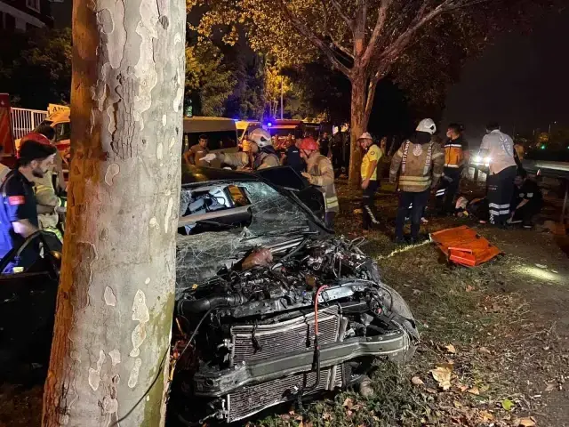 İstanbul'da kan donduran kaza! Yan yola uçan araç ağaca ok gibi saplandı: 5 ölü