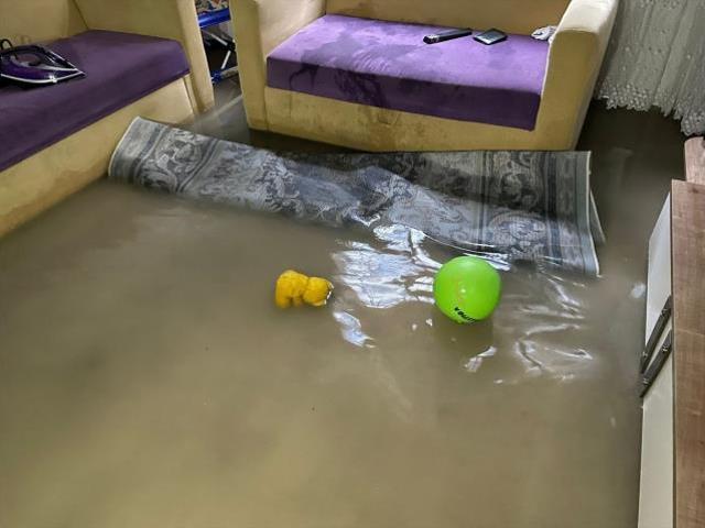 Esenyurt'ta belediye başkanı ile su basan evin sahibi arasında tartışma