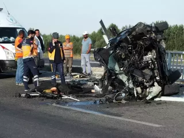 Köprü bariyerine çarpıp paramparça olan otomobil 3 kişiye mezar oldu