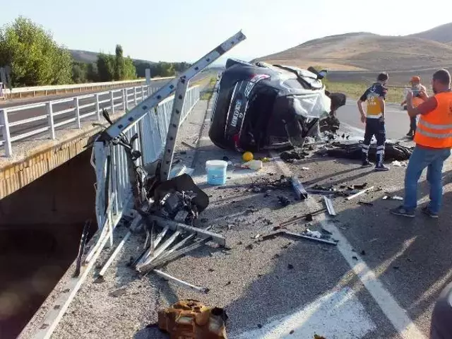 Köprü bariyerine çarpıp paramparça olan otomobil 3 kişiye mezar oldu