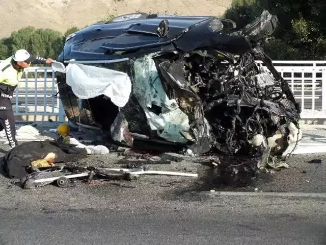 Köprü bariyerine çarpıp paramparça olan otomobil 3 kişiye mezar oldu