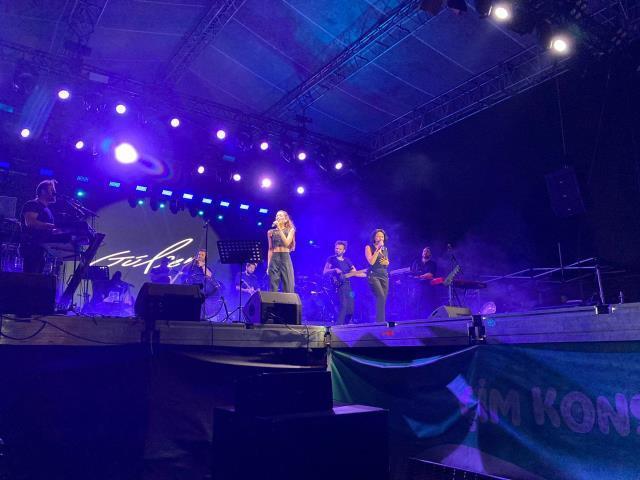 Ev hapsinde olan Gülşen'in konserine orkestrası ve vokal grubu çıktı!