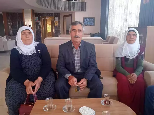 Yerde bulduğu yarım milyondan fazla parayı sahibine teslim etti