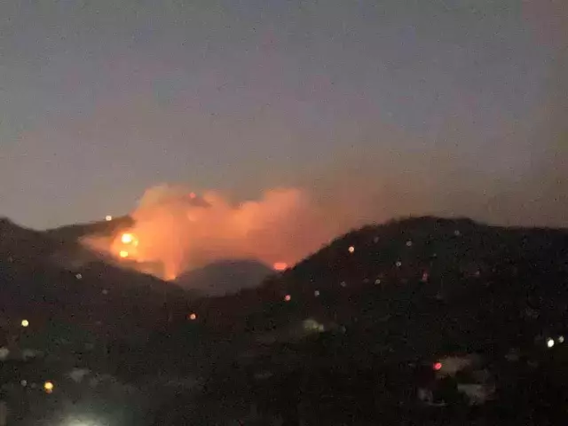 Mersin'deki yangın geceyi aydınlattı! 5 ilden gelen ekipler söndürmeye çalışıyor