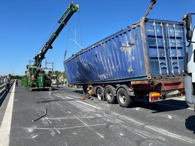 Son Dakika! İstanbul Büyükçekmece'de tır devrildi, TEM Edirne istikameti trafiğe kapandı