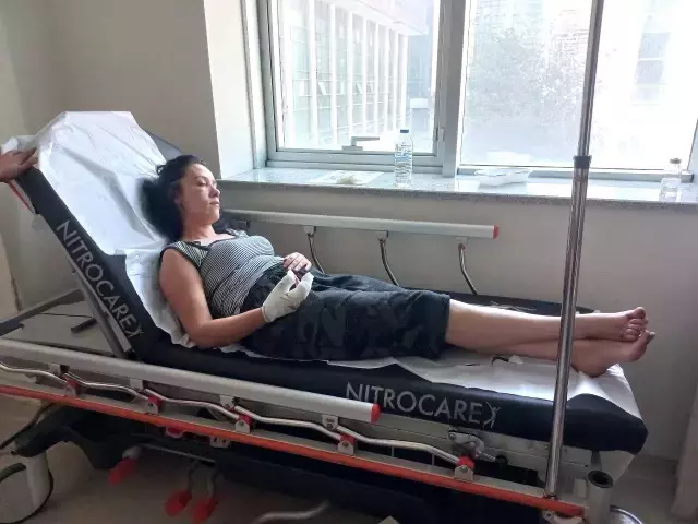 Cinnet getiren öfkeli koca, karısının burnunu kırdıktan sonra parmağını kesti