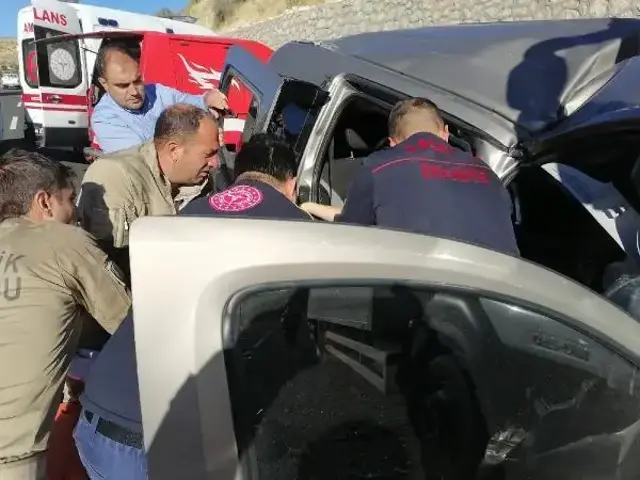 Malatya haber... Malatya'da TIR ile hafif ticari araç çarpıştı: 5 ölü, 1 yaralı