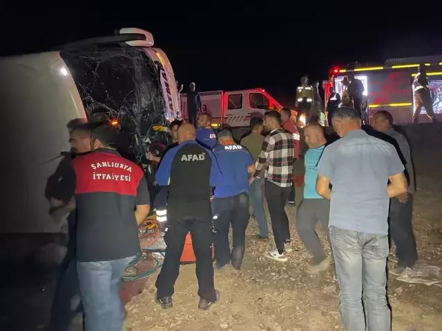 Şanlıurfa'da yolcu otobüsüyle kamyonet şarampole devrildi: 25 yaralı