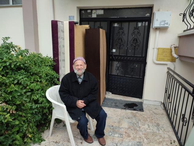 Engelli baba, 7 kişilik ailesiyle emlakçı yüzünden yağmur altında sokakta kaldı