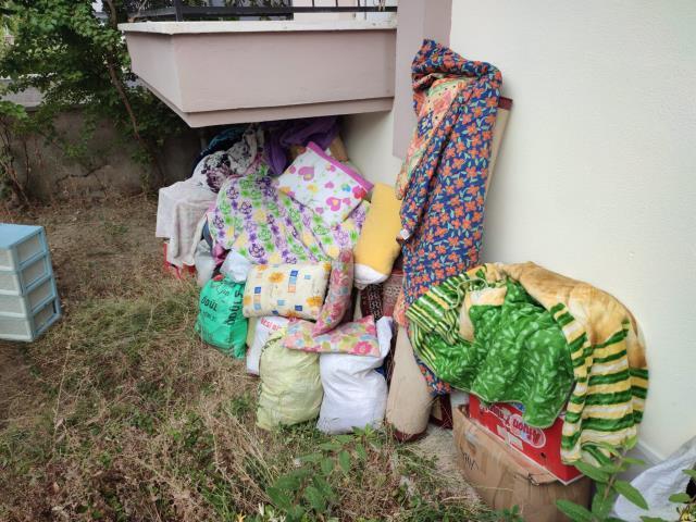 Engelli baba, 7 kişilik ailesiyle emlakçı yüzünden yağmur altında sokakta kaldı