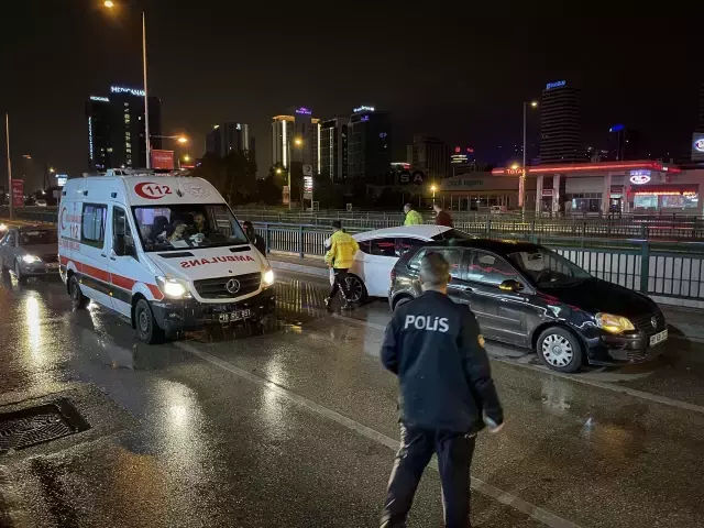 Yol ortasında aracının yakıtı biten kadına yardım ederken otomobil çarptı