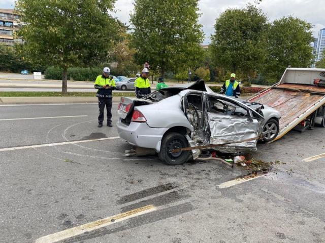 İSTANBUL-KARTAL'DA REFÜJDEKİ AĞACA ÇARPAN OTOMOBİL İKİYE BÖLÜNDÜ