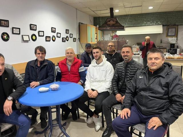 Fenerbahçeli Milli futbolcu İsmail Yüksek'i kahvehanede gören vatandaşlar büyük şaşkınlık yaşadı