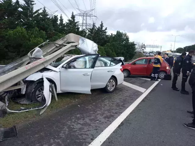 İstanbul Havalimanı yolunda hostesleri taşıyan araç bariyerlere ok gibi saplandı