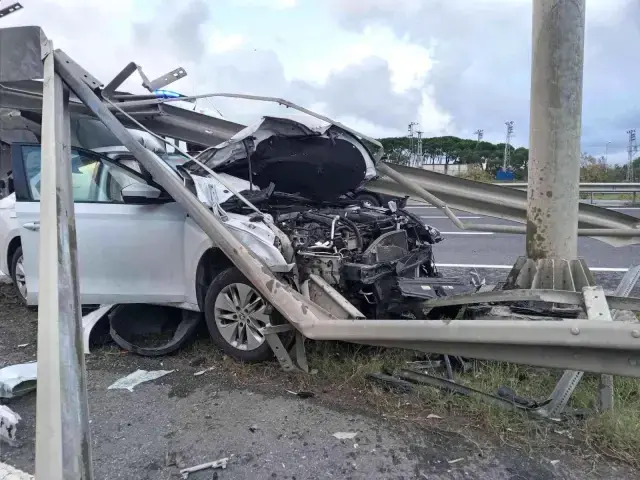 Bariyerlere ok gibi saplanan araçtan 2'si hostes 3 kişi sağ çıktı