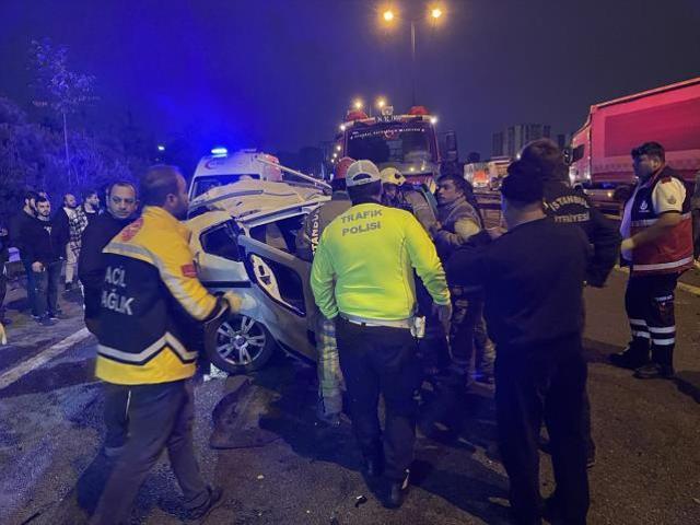 İstanbul'un göbeğinde korkunç kaza! Hurdaya dönen aracın sürücüsü öldü, kamyoneti kullanan şahıs kaçtı