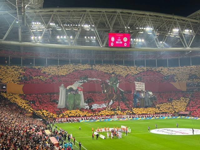 Galatasaray tribünlerinden Cumhuriyetimizin 100. yılı için tüyleri diken diken eden koreografi