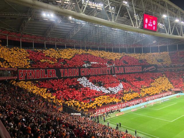 Galatasaray tribünlerinden Cumhuriyetimizin 100. yılı için tüyleri diken diken eden koreografi