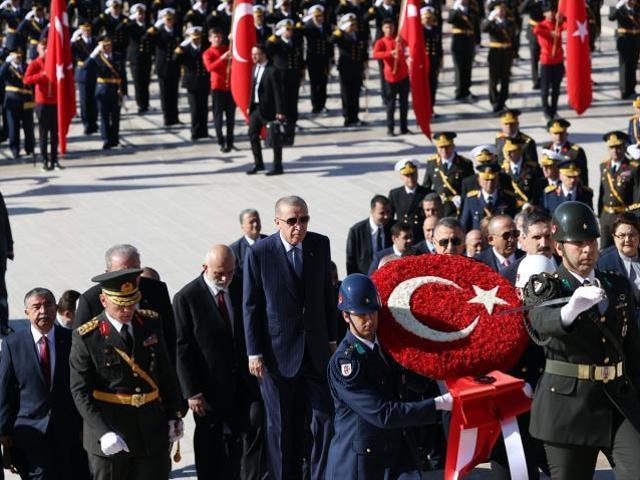 Anıtkabir'de ilginç anlar! Cumhurbaşkanı Erdoğan dahil herkes Bahçeli'nin yüzüğüne takıldı