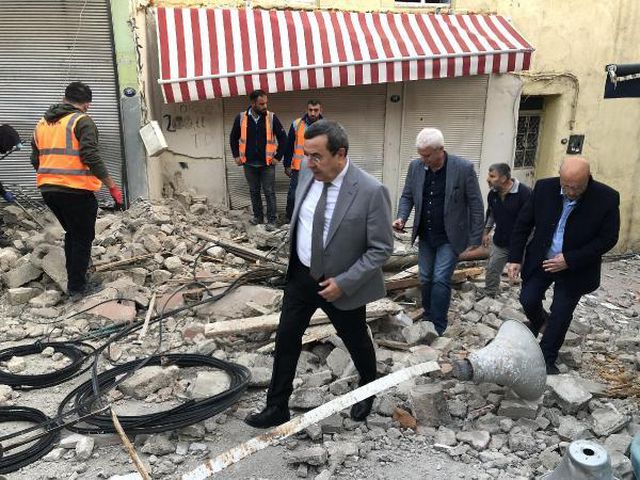 İZMİR' DE DEPREMİN HASARI GÜN AYDINLANINCA ORTAYA ÇIKTI