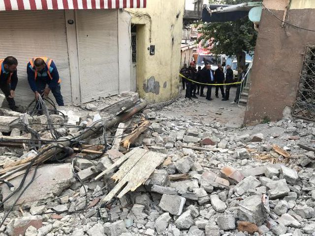 İZMİR' DE DEPREMİN HASARI GÜN AYDINLANINCA ORTAYA ÇIKTI