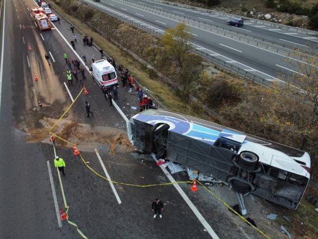 Bolu'da şehirlerarası yolcu otobüsü devrildi: 3 ölü, 16 yaralı