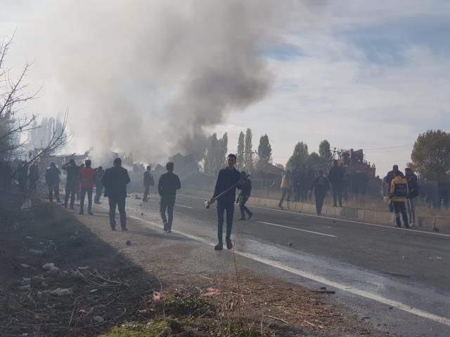 Ağrı'da kaza sonrası cayır cayır yanan yolcu otobüsü ile yakıt yüklü tankerden ilk görüntüler geldi