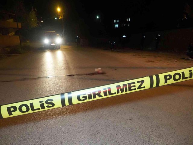 Eski eşi tarafından sokak ortasında başından vuruldu