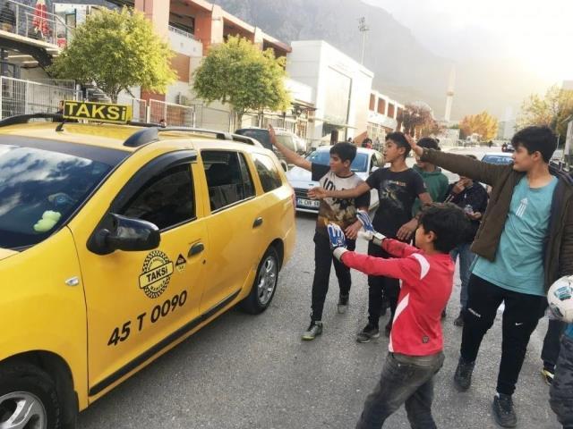 Manisa'daki maçta şaka gibi olay! Nijeryalı forvet duşta unutuldu, vatandaşlar yardım etti