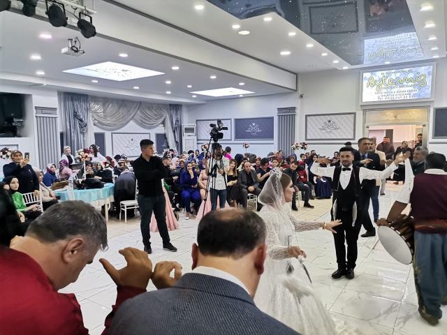 Düğünde takılan takı tüm salonu şok etti, gelin ve damat bile uzun süre şaşkınlık yaşadı