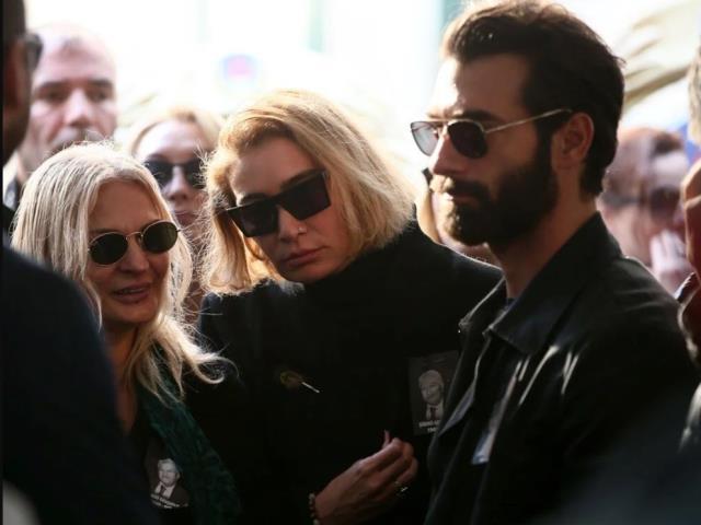 Şarkıcı Sıla, babasını son yolculuğuna uğurladı