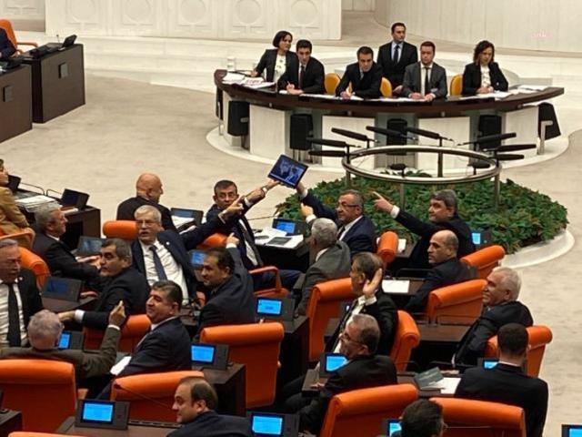 CHP'li Özkoç gösterdi! Fuat Oktay'ın uyuşturucu ile yakalanan isimle çekilen fotoğrafları Meclis'te büyük tartışma yarattı