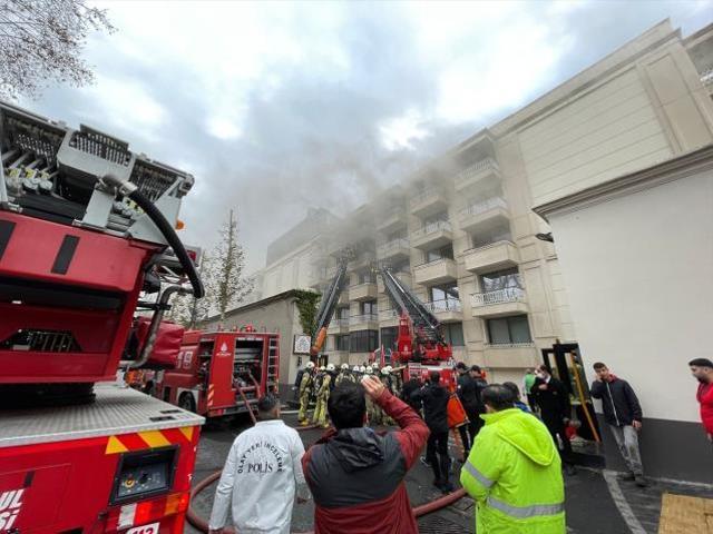 Son Dakika: İstanbul Beşiktaş'taki Çırağan Sarayı'nda yangın çıktı