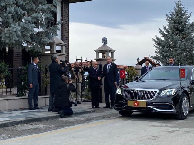 MHP lideri Bahçeli, buz gibi havaya aldırmadan Cumhurbaşkanı Erdoğan'ı böyle bekledi