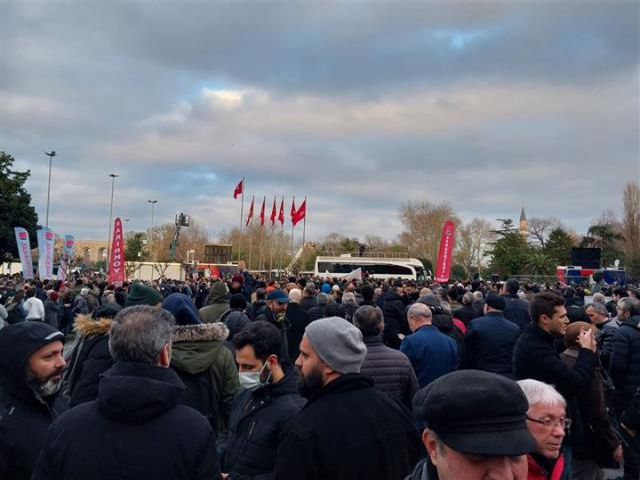 İmamoğlu'nun daveti sonrası İBB binasının önü mahşer yerine döndü
