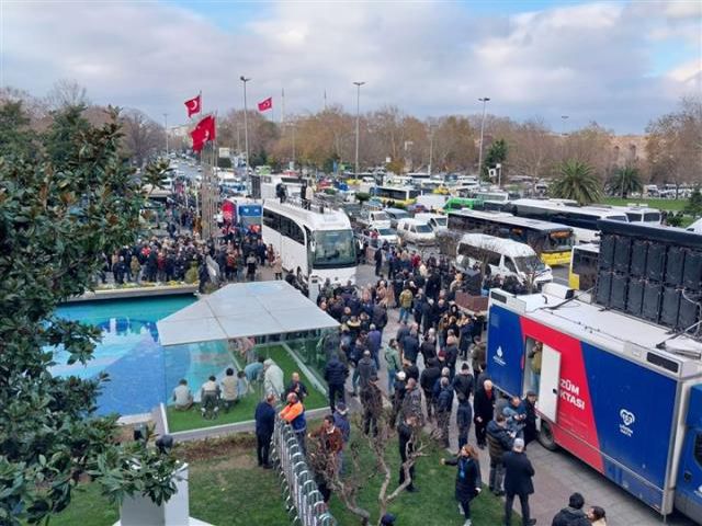 İmamoğlu'nun daveti sonrası İBB binasının önü mahşer yerine döndü