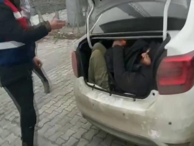 Balık istifi yolculuk! 5 kişilik otomobilden 14 düzensiz göçmen çıktı