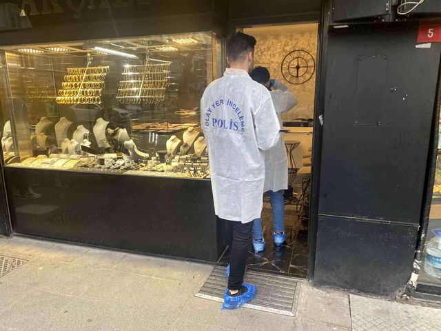 Fatih'te koltuk değnekli şüphelinin meyve bıçağıyla soygun girişimi kamerada