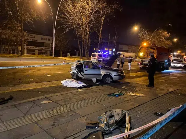 Kontrolden çıkan otomobil önünde seyir halinde olan araca çarptı: 2 ölü, 1'i ağır 3 yaralı