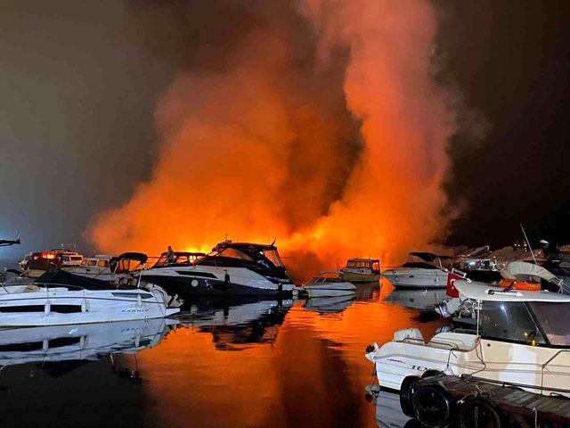Caddebostan yat limanında tekneler alev alev yandı