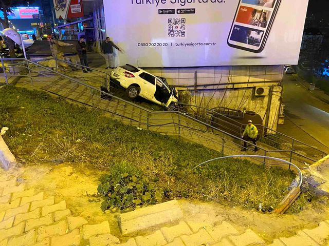 Ataşehir'de 14 yaşındaki sürücü demir korkuluklara çarptı: 2 yaralı