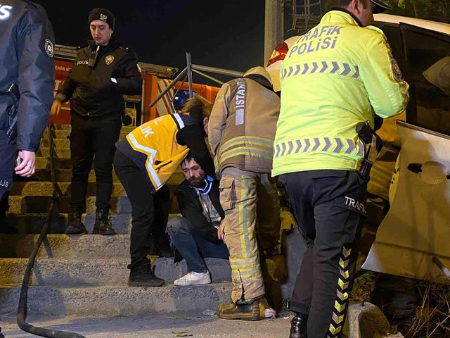 Ataşehir'de 14 yaşındaki sürücü demir korkuluklara çarptı: 2 yaralı