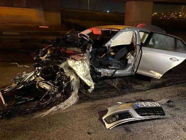 Çekmeköy'de bariyerlere çarpan aracın motoru yola fırladı: 3 ağır yaralı